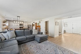 12_Livingroom_1800x1200_4216058